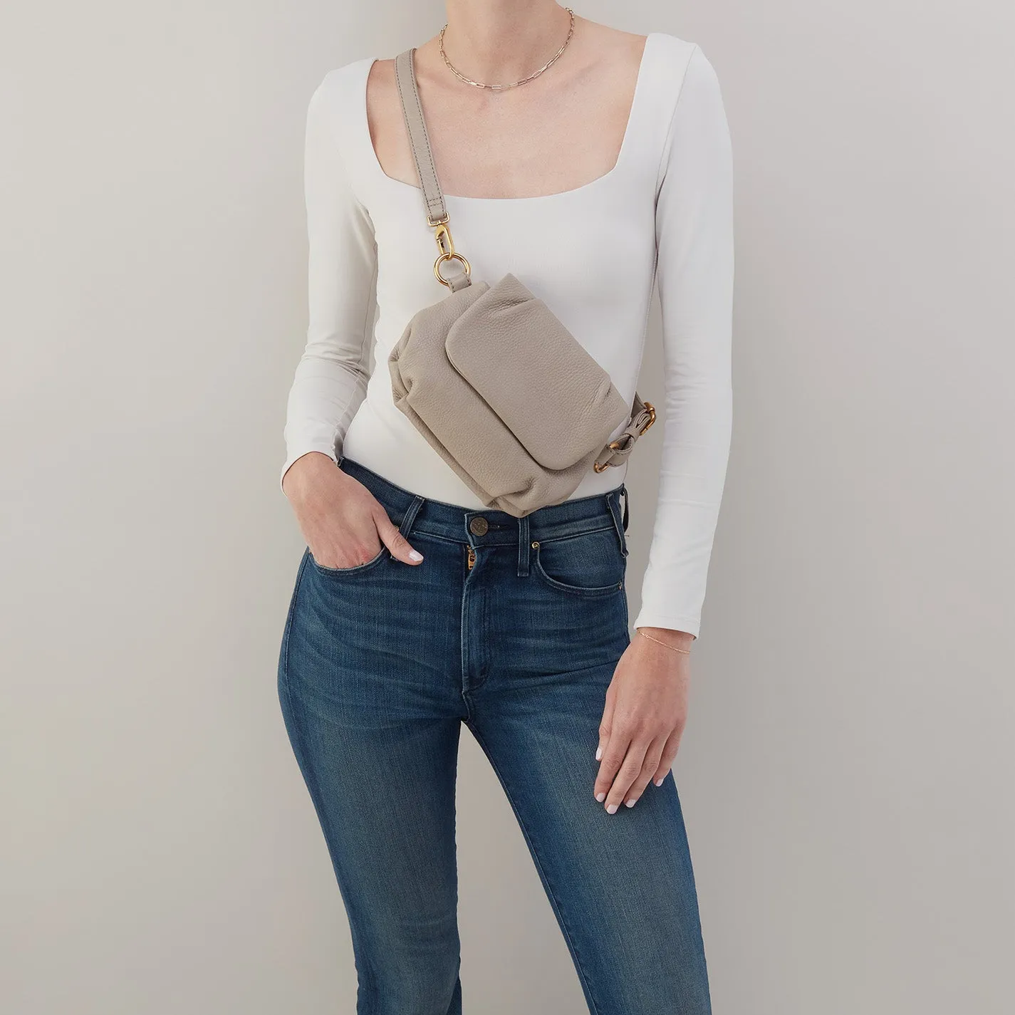 Harley Crossbody Sling In Pebbled Leather - Taupe